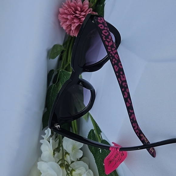 BETSEY JOHNSON LARGE SUNGLASSES - Picture 3 of 4